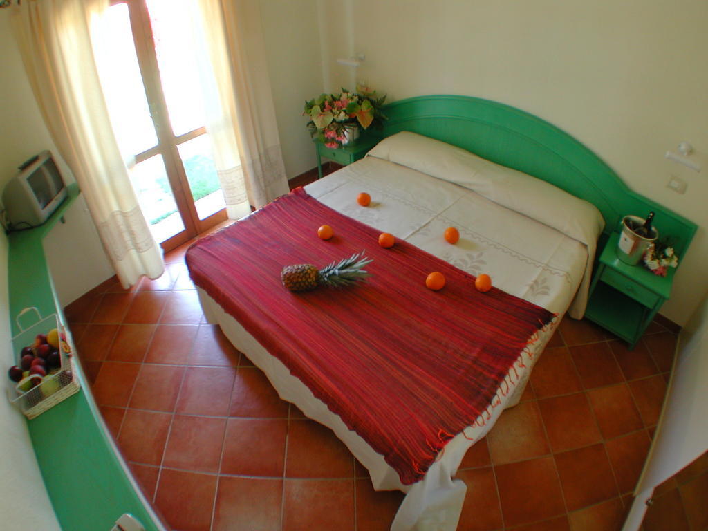 Villaggio Piscina Rei Monte Nai Room photo